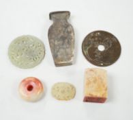 A collection of Chinese, jade and hardstone items in an Imari stone dish