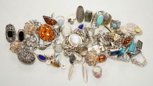 A quantity of 925 and white metal jewellery including amber set brooch, Art Nouveau style brooch and