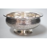 A sterling fruit bowl, with chased foliate decoration, diameter 23cm, 24.5oz.