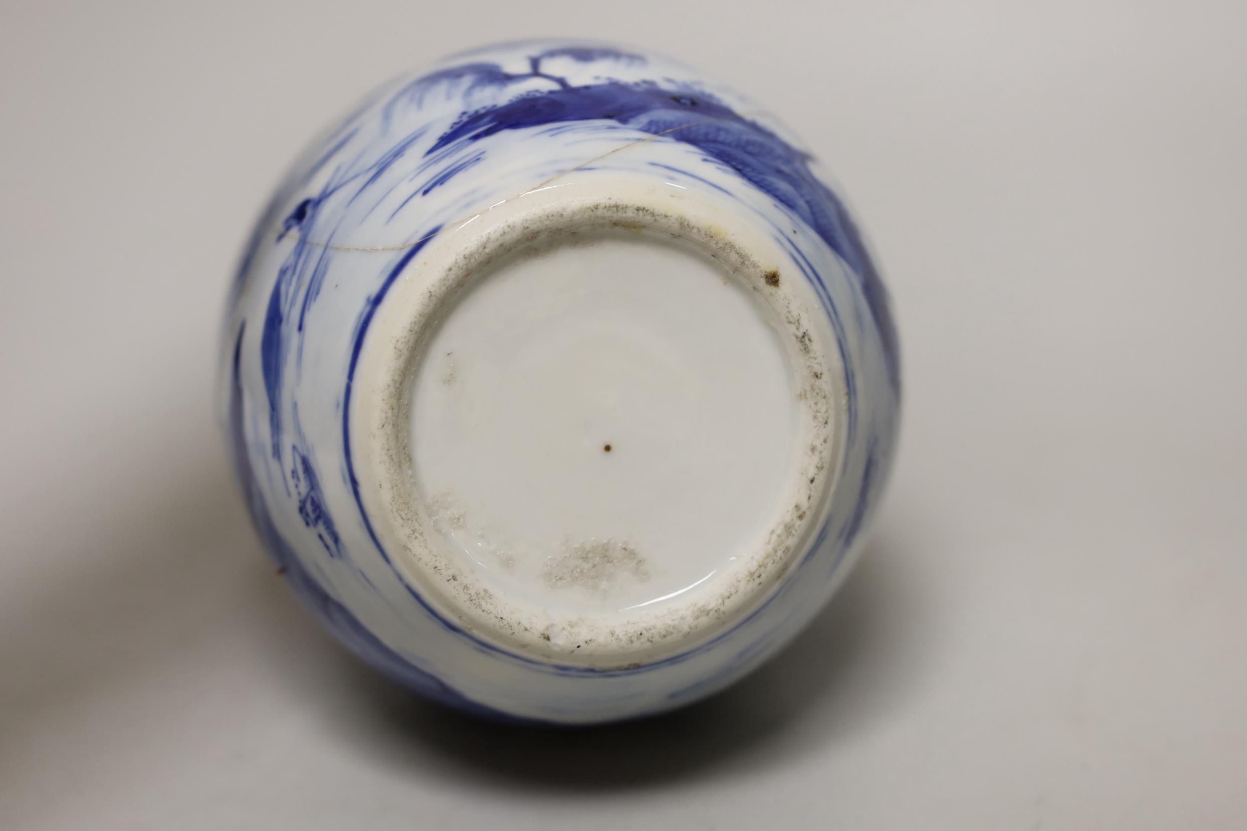 A Chinese blue and white baluster vase, 25cm high (a.f.) - Image 4 of 4