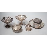 Sundry small silver including a late Victorian silver waiter, Birmingham, 1899, 14.5cm, two silver