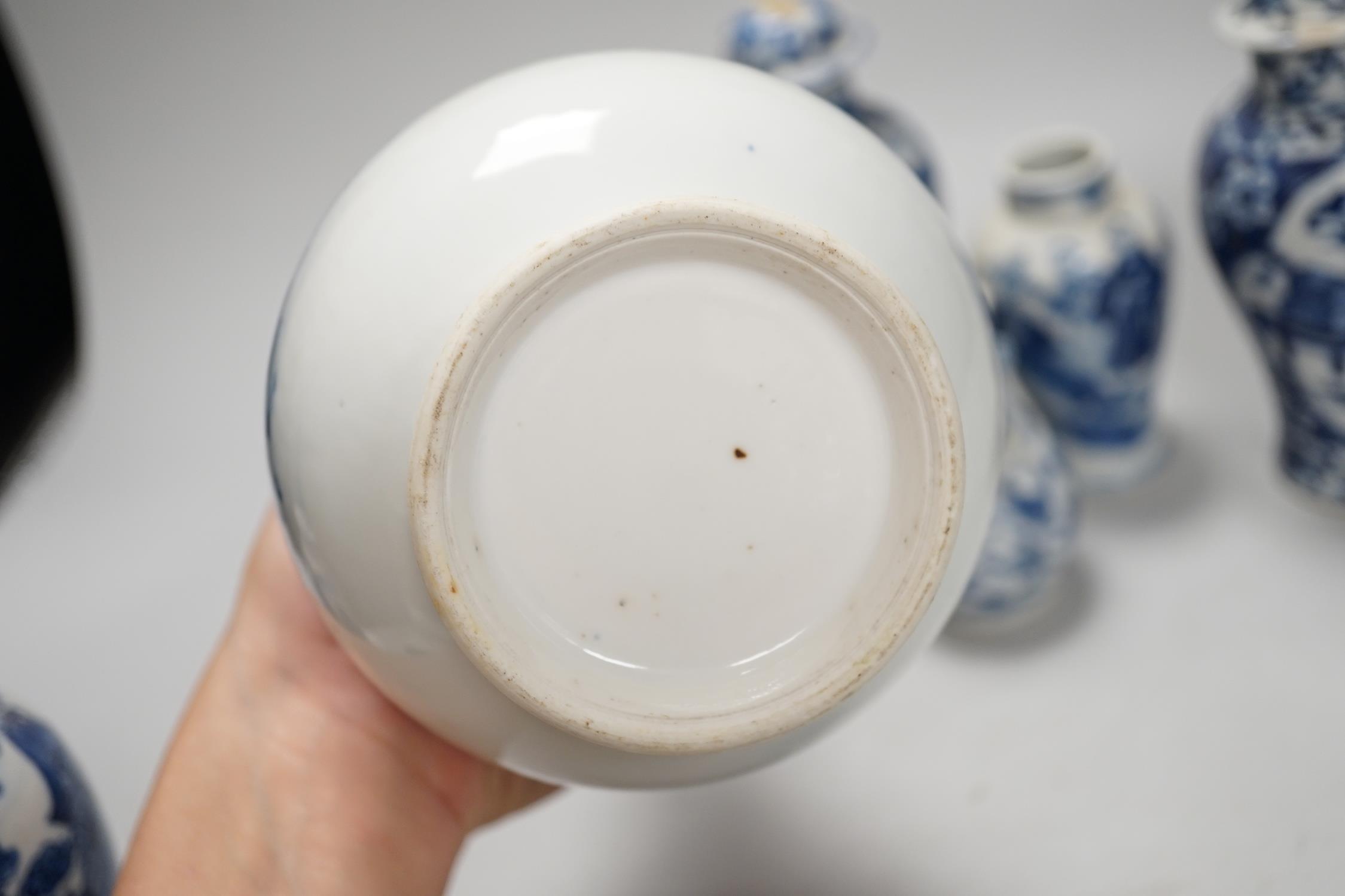 A Chinese armorial blue and white bottle vase, Qianlong/Jiaqing period, and five assorted 19th - Image 9 of 12