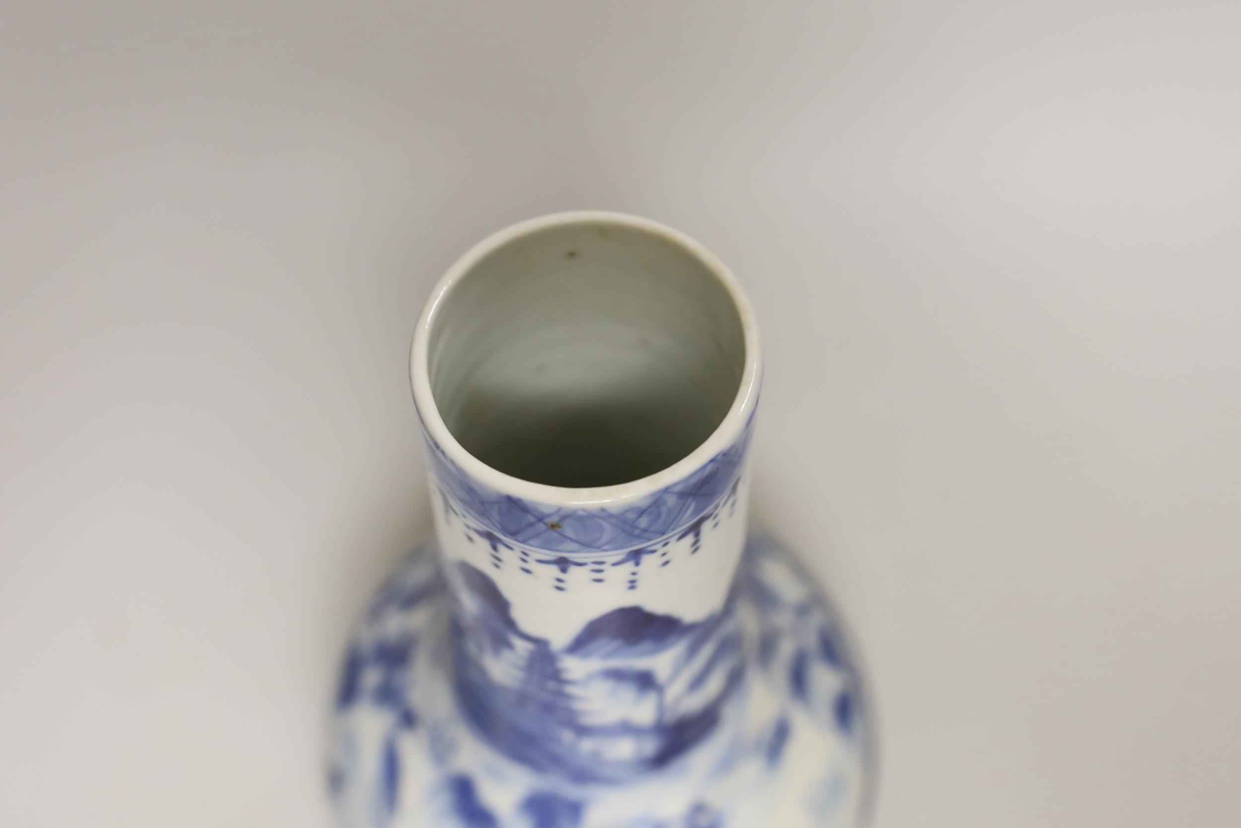 A Chinese blue and white baluster vase, 25cm high (a.f.) - Image 3 of 4