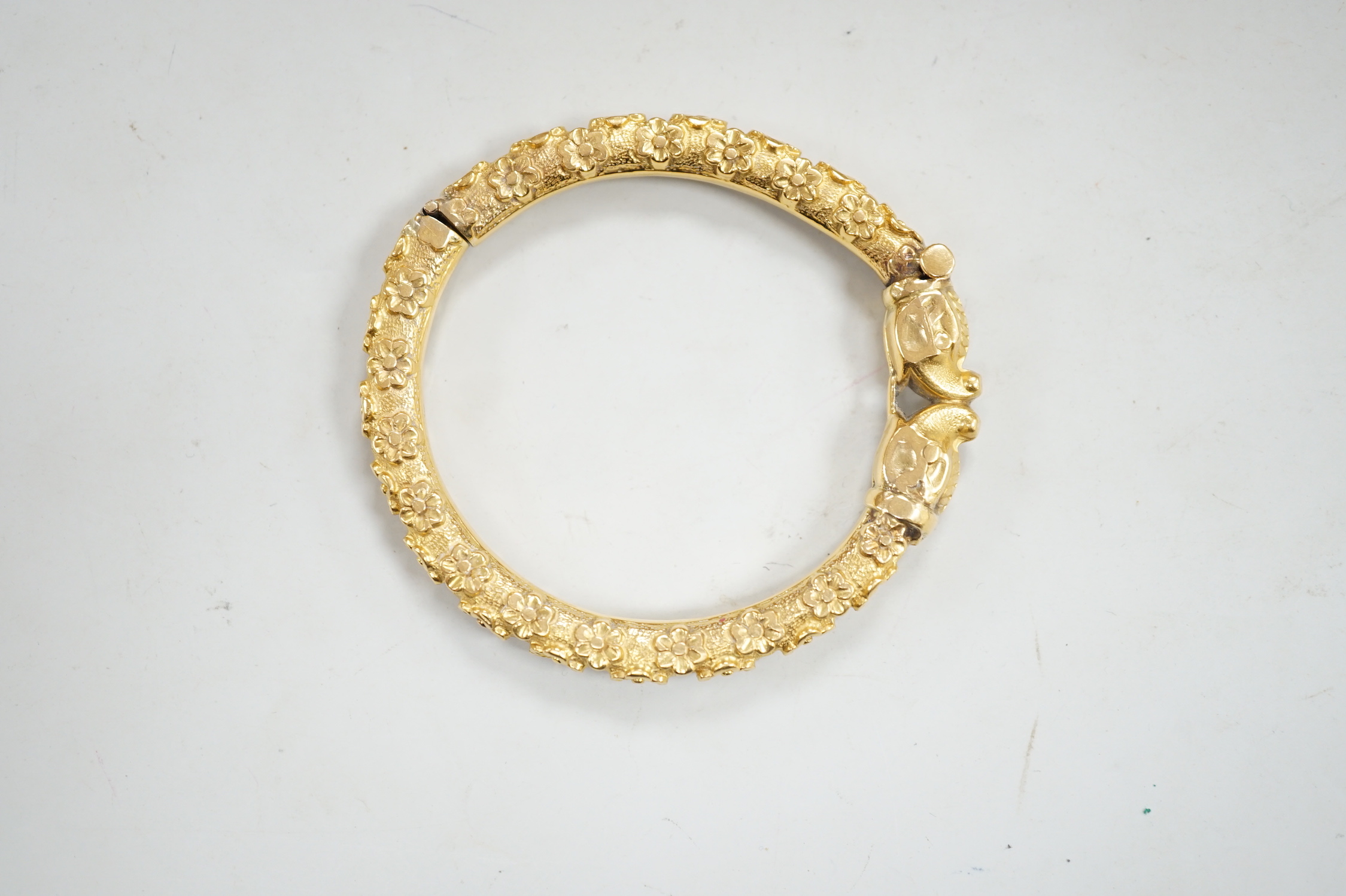 An antique yellow metal hinged bangle, with flower head decoration and dragon's? head terminals, - Image 2 of 6