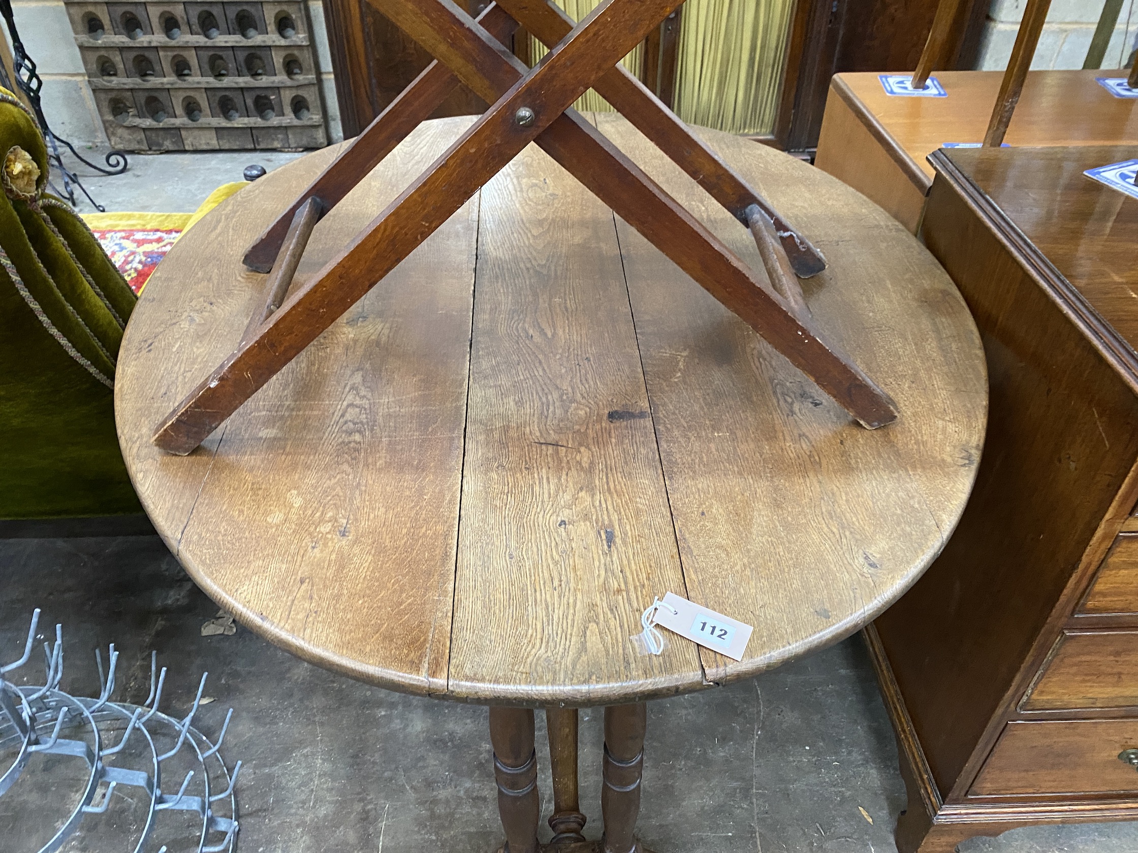 An early 20th century oak drop flap dining table, width 116cm, depth 98cm extended, height 70cm - Image 6 of 6