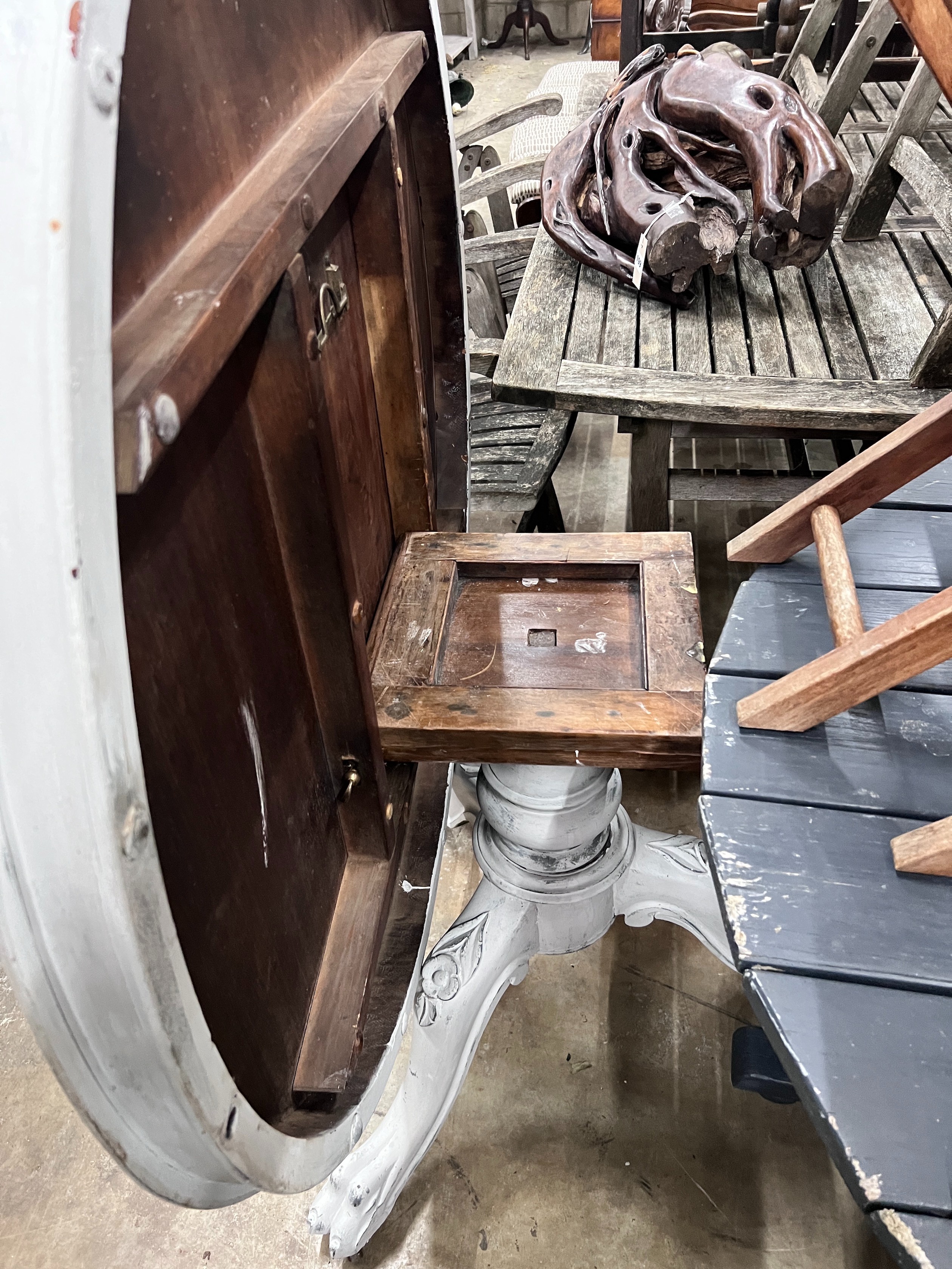 A white painted Victorian mahogany breakfast table, diameter 117cm - Image 3 of 3