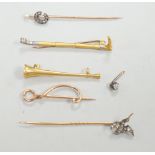 An Edwardian 15ct riding crop brooch(a.f.), 59mm, 2.8 grams, an 18ct hunting horn brooch (lacking
