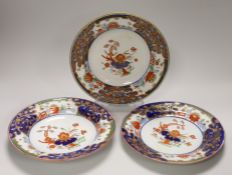 Three late 18th century Chamberlain Imari style soup bowls/plates, each 24cm in diameter