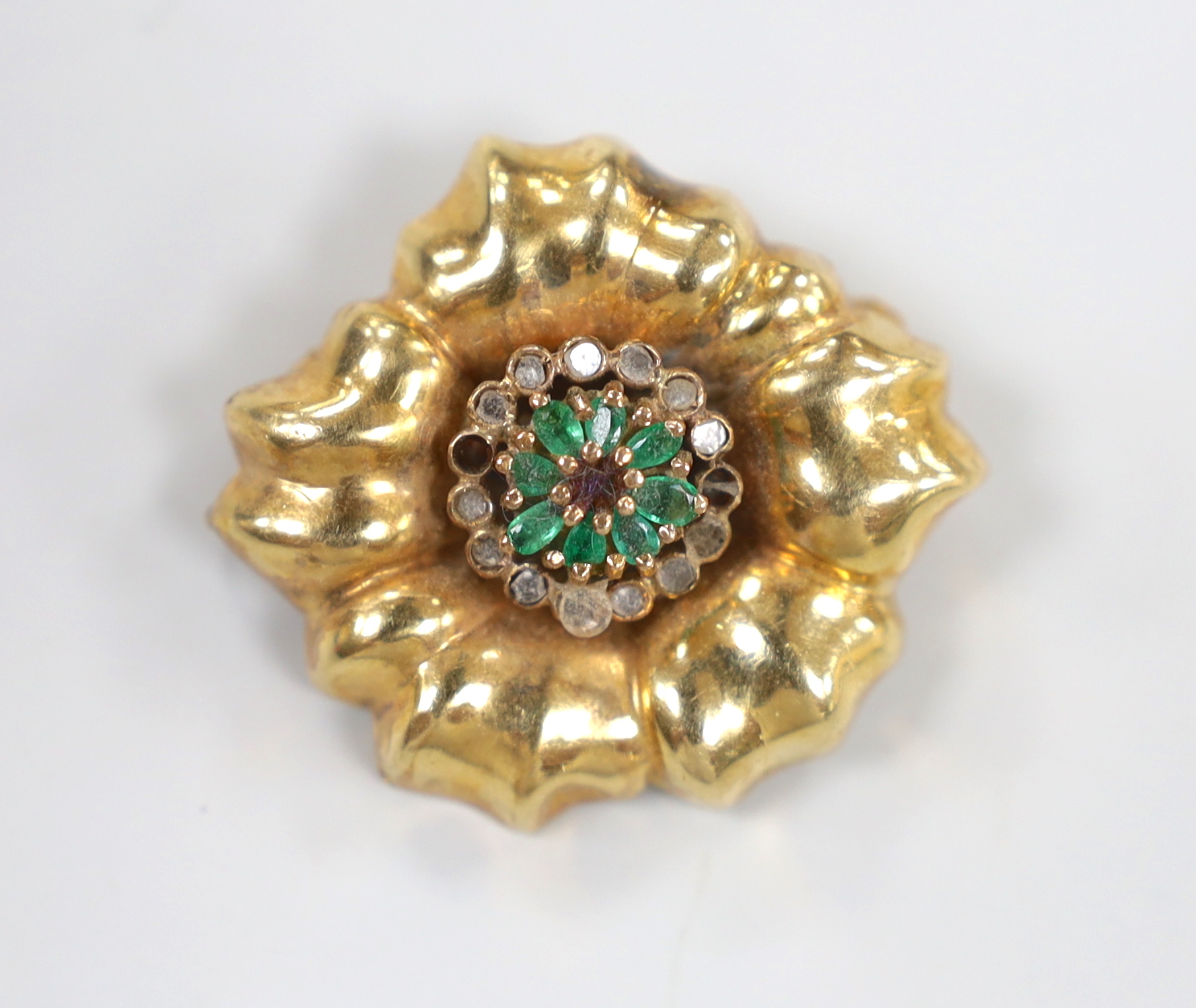 A 20th century Italian 500? standard yellow metal, diamond and emerald set brooch, 33mm, gross 6.5