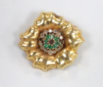 A 20th century Italian 500? standard yellow metal, diamond and emerald set brooch, 33mm, gross 6.5