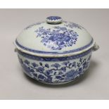 An 18th century Chinese blue and white bowl and cover, a/f, 19cm high