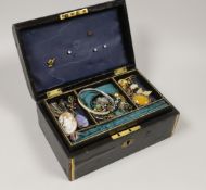A quantity of assorted mainly costume jewellery.
