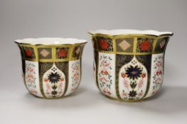 Two graduated Royal Crown Derby Old Imari pattern jardinières, each numbered 1128 to the base, the