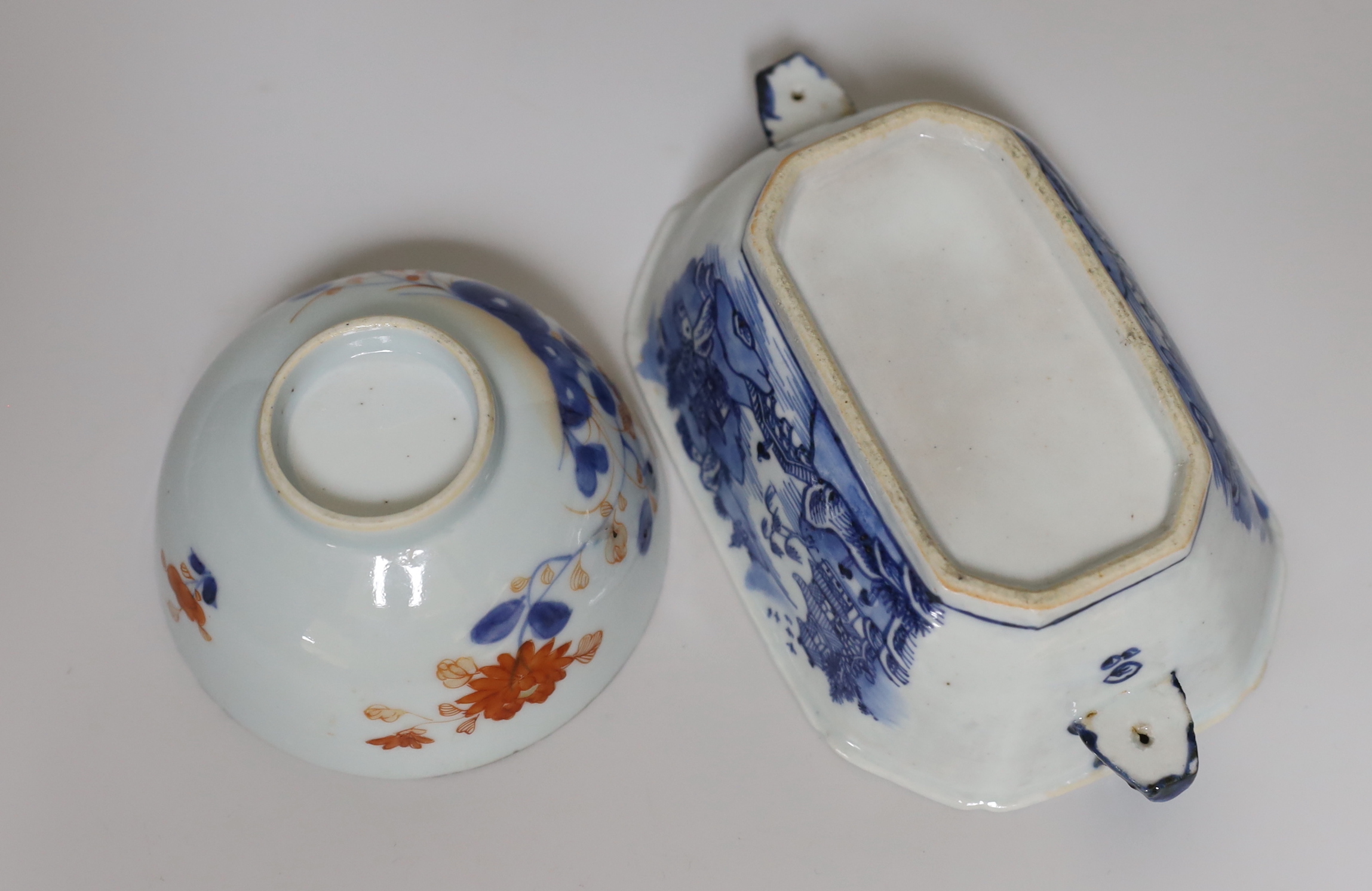 An 18th century Chinese export tureen (lacking cover) and an Imari pallet bowl (2) - Image 4 of 4