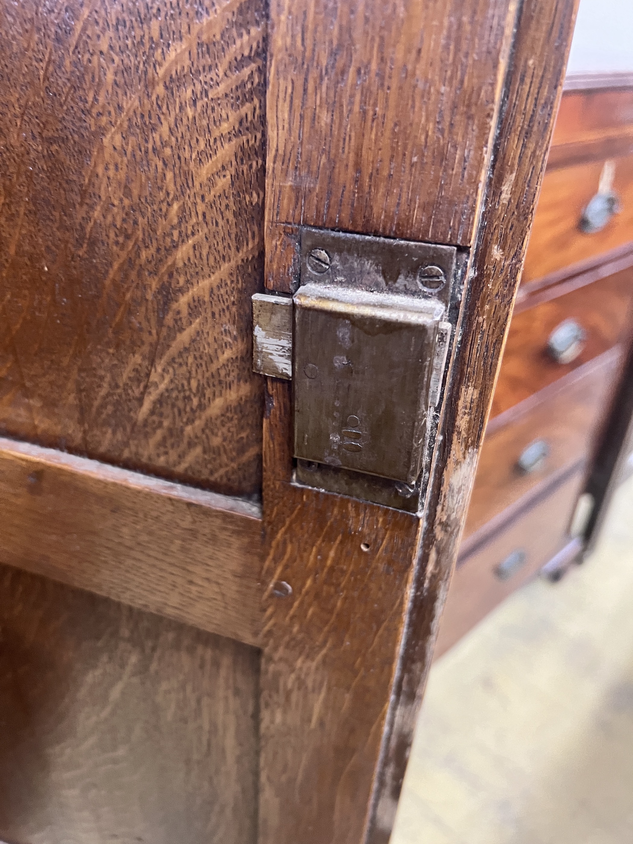 An 18th century style panelled oak hanging cupboard, width 96cm, depth 53cm, height 178cm - Image 4 of 5