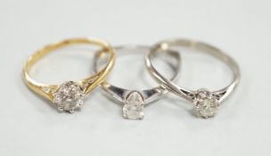 Three assorted 18ct and solitaire diamond rings, including one with 0.25ct stone, sizes J/K, M &