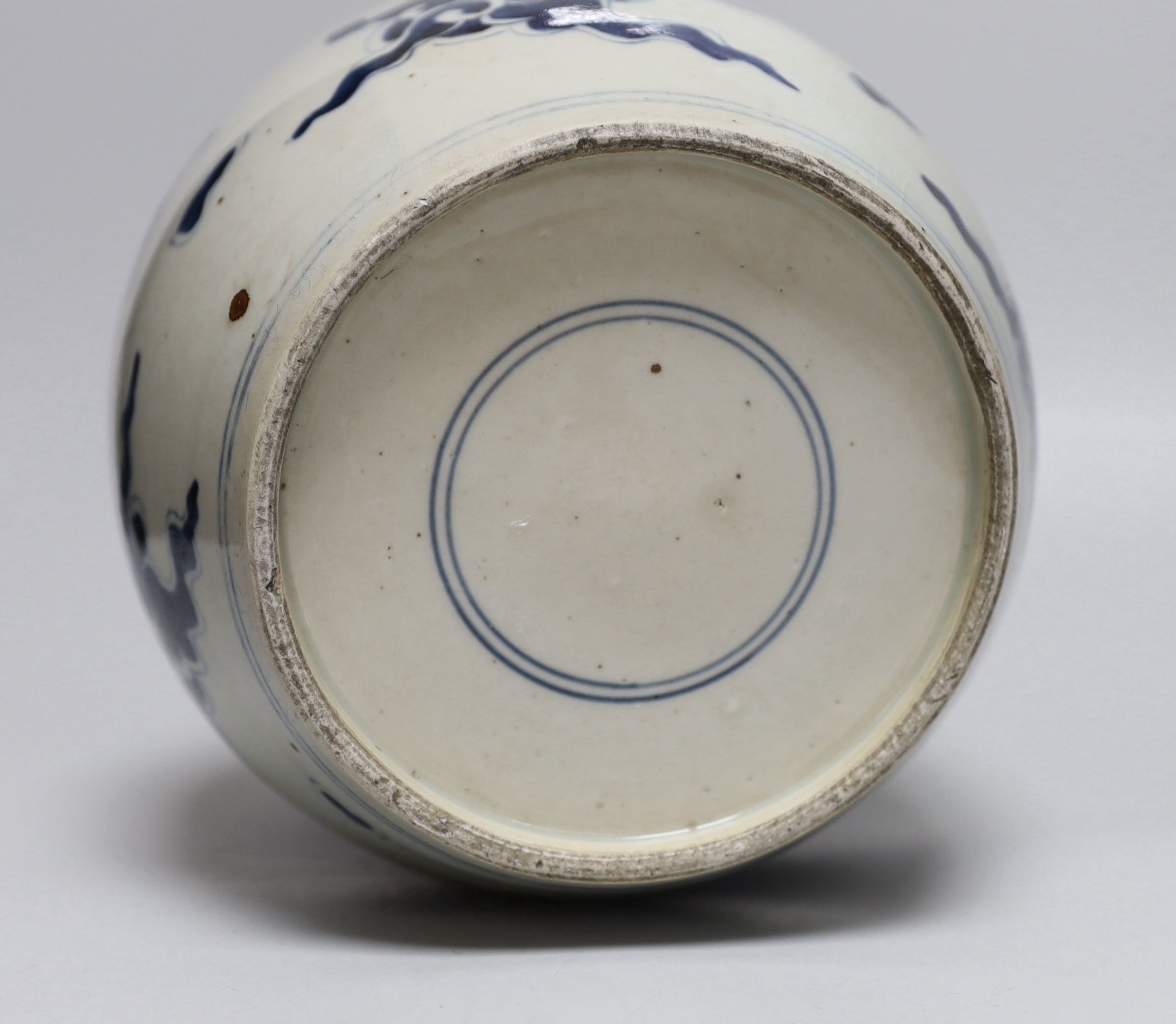 An 18th/19th century Chinese blue and white ‘dragon’ jar, with associated cover, jar 20.5cm high - Image 5 of 5