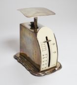 A set of late Victorian silver postal scales, Birmingham, 1899, height 81mm.