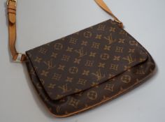 A Louis Vuitton ladies handbag, wallet shaped, 26cm