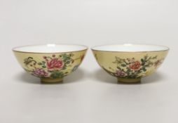 A pair of Chinese bowls, enamelled, 9cm diameter