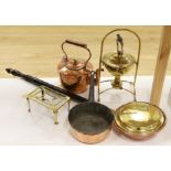 A mixed group of brass / copper wares: copper kettle, a brass spirit kettle, a copper saucepan, a