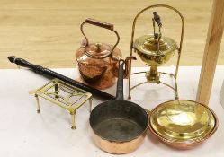 A mixed group of brass / copper wares: copper kettle, a brass spirit kettle, a copper saucepan, a
