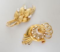 Two 750 yellow metal and diamond cluster set stylised spray brooches, largest 52mm, gross weight