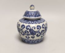 A Chinese blue and white jar and cover, 15cm