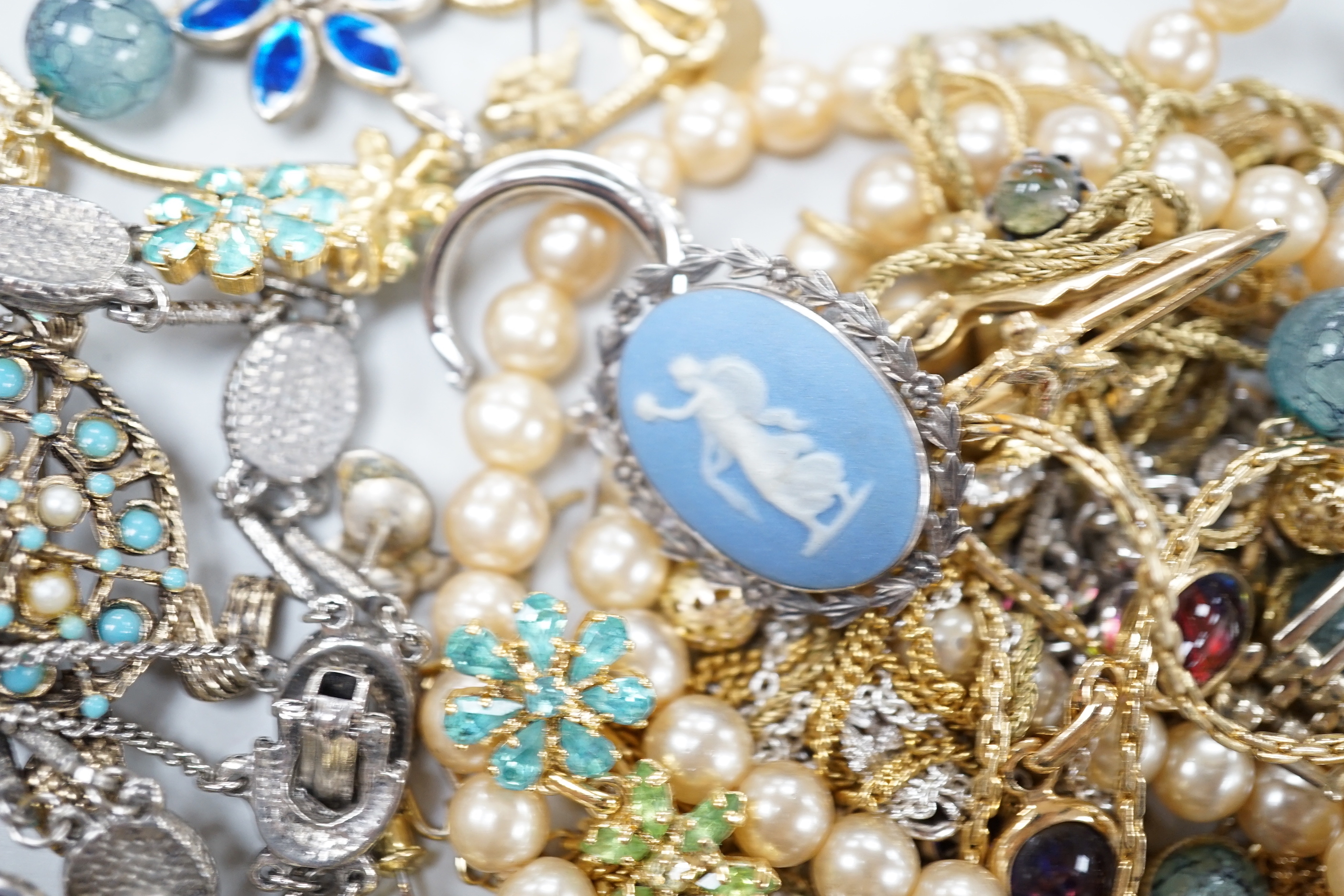 A quantity of assorted costume jewellery. - Image 3 of 8
