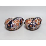 A pair of Japanese Imari shell shaped boxes and covers, early 20th century, each 20cm wide