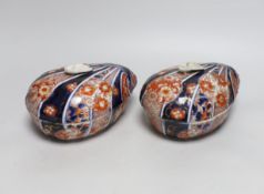 A pair of Japanese Imari shell shaped boxes and covers, early 20th century, each 20cm wide