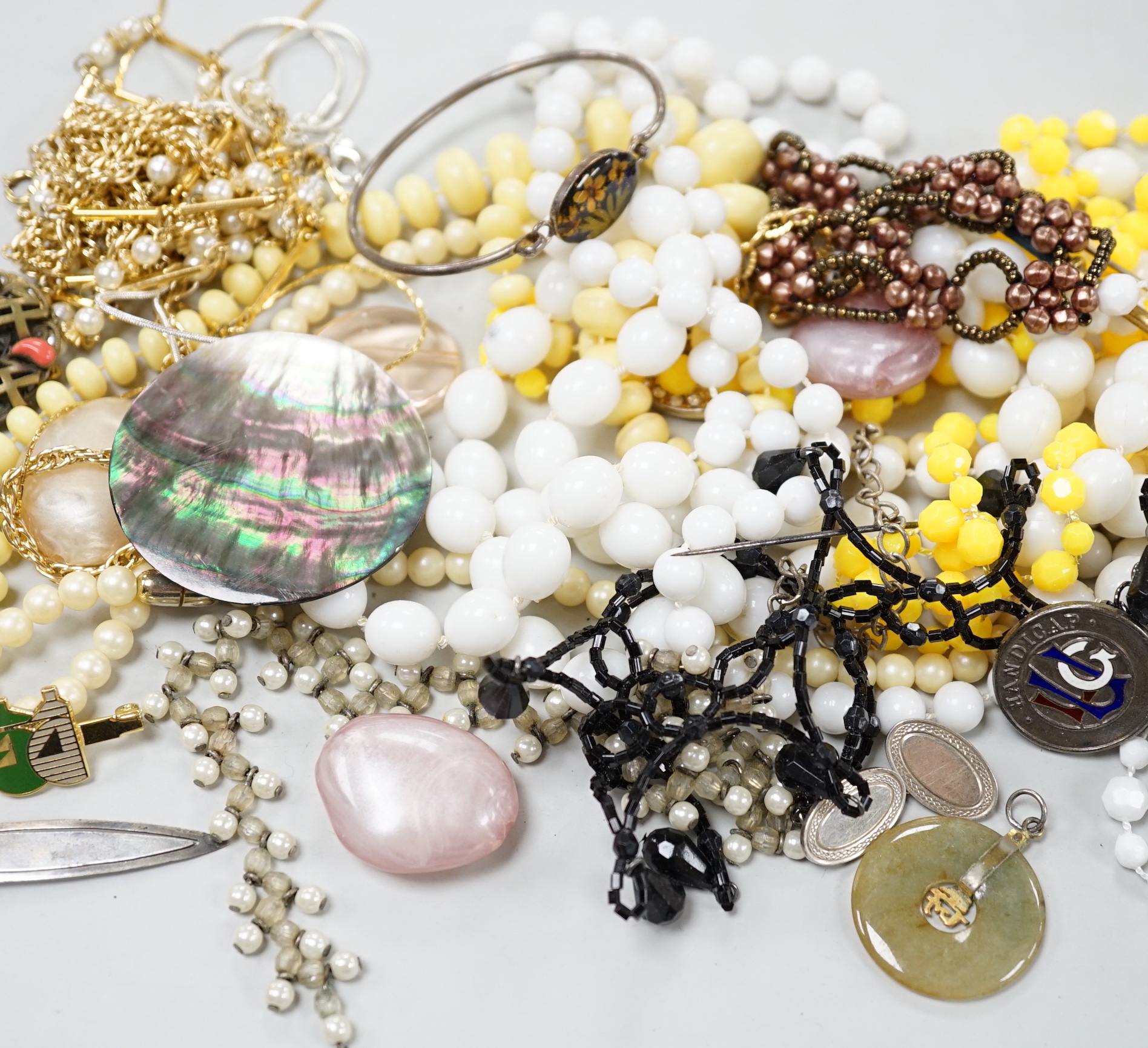 A small quantity of costume jewellery and other items including banknotes, a late Victorian silver