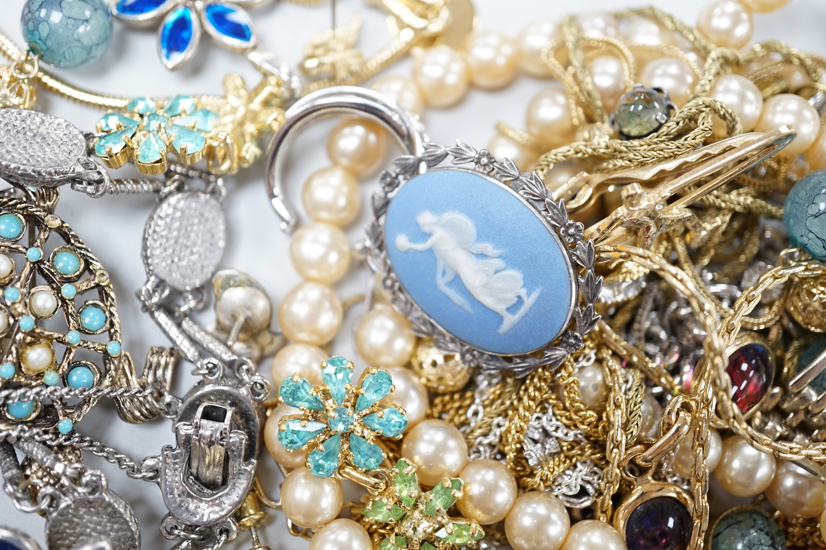 A quantity of assorted costume jewellery. - Image 4 of 8