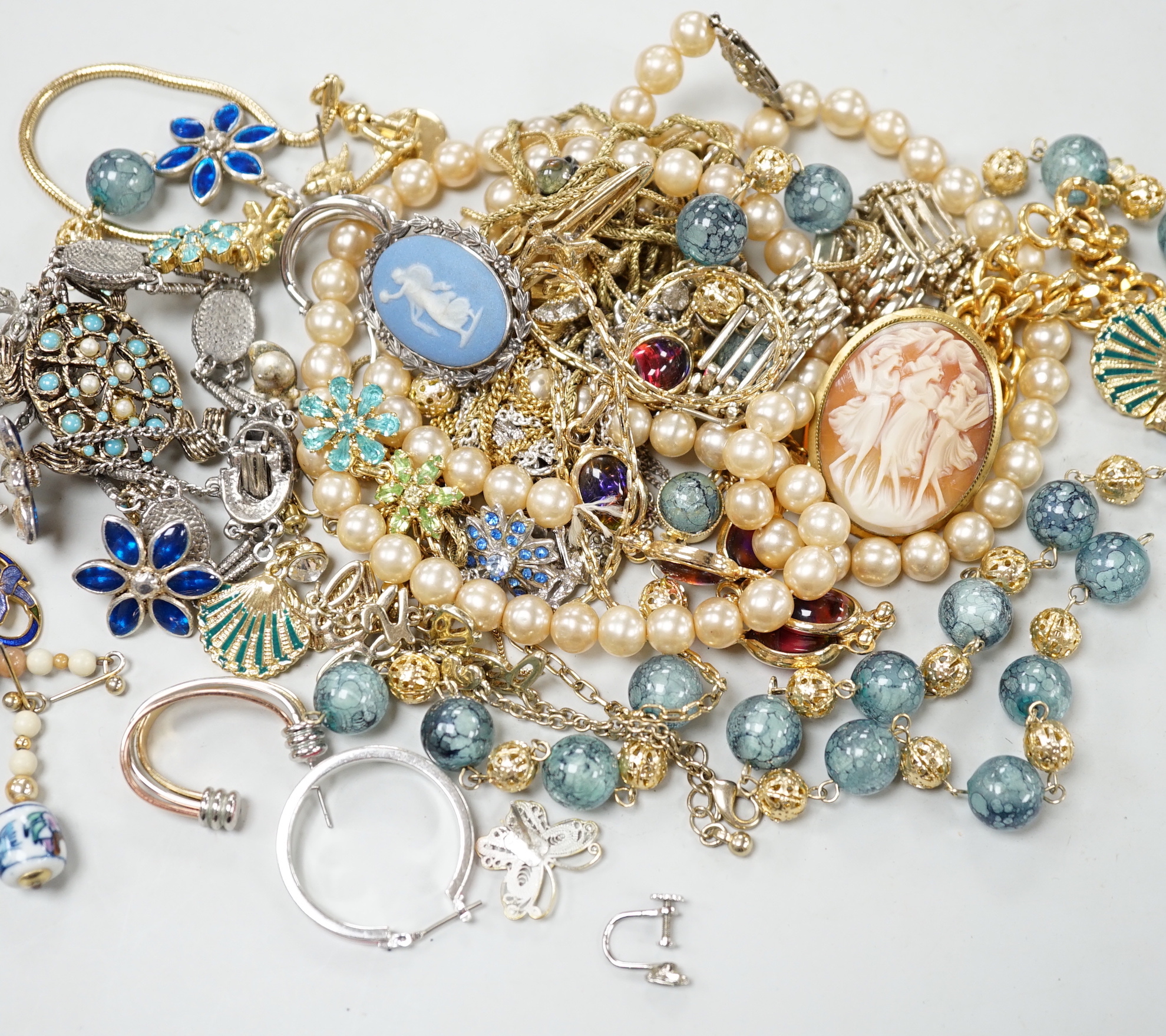 A quantity of assorted costume jewellery.