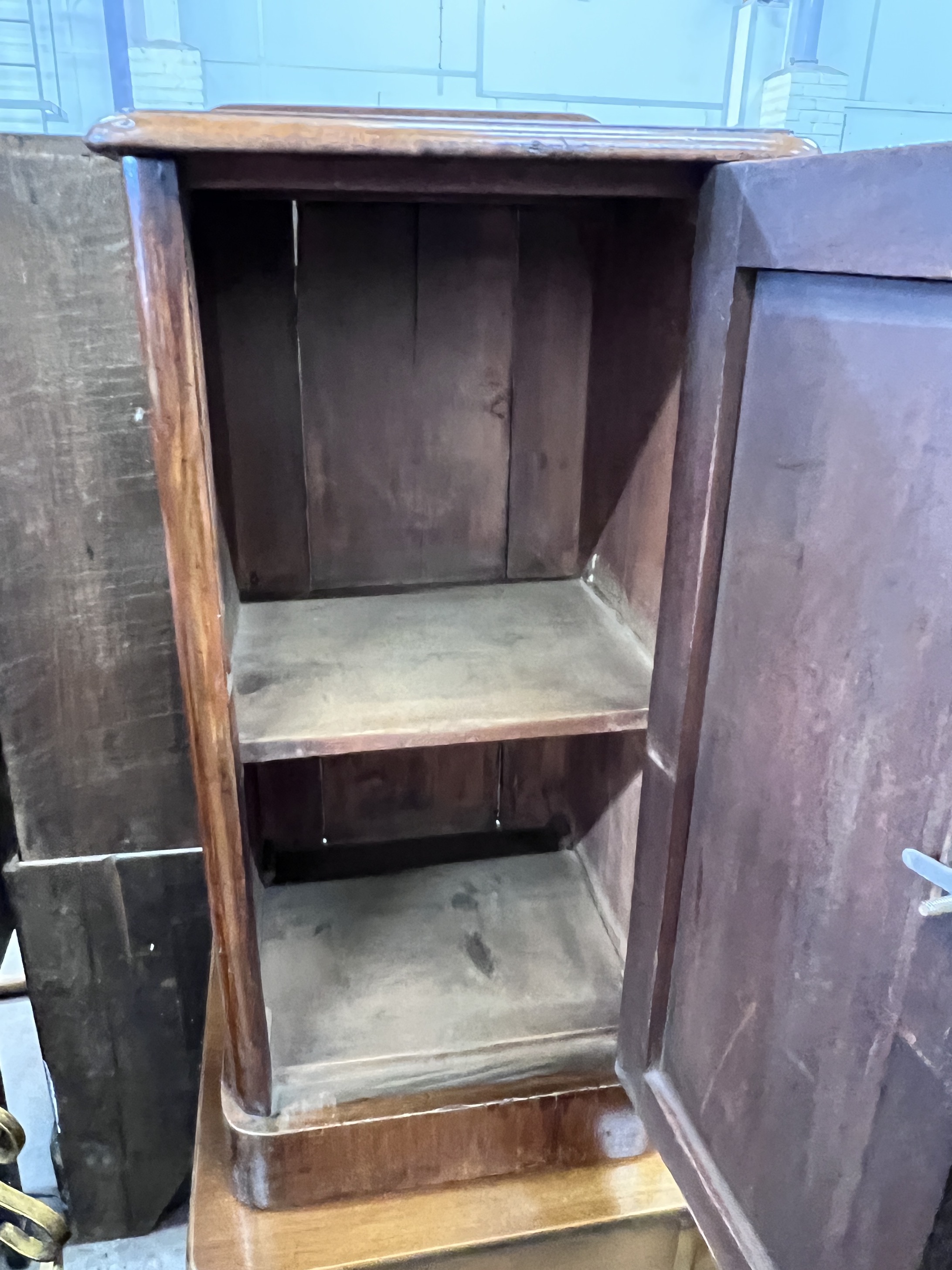 A pair of Victorian style mahogany bedside cupboards, width 39cm, depth 33cm, height 82cm - Image 4 of 5