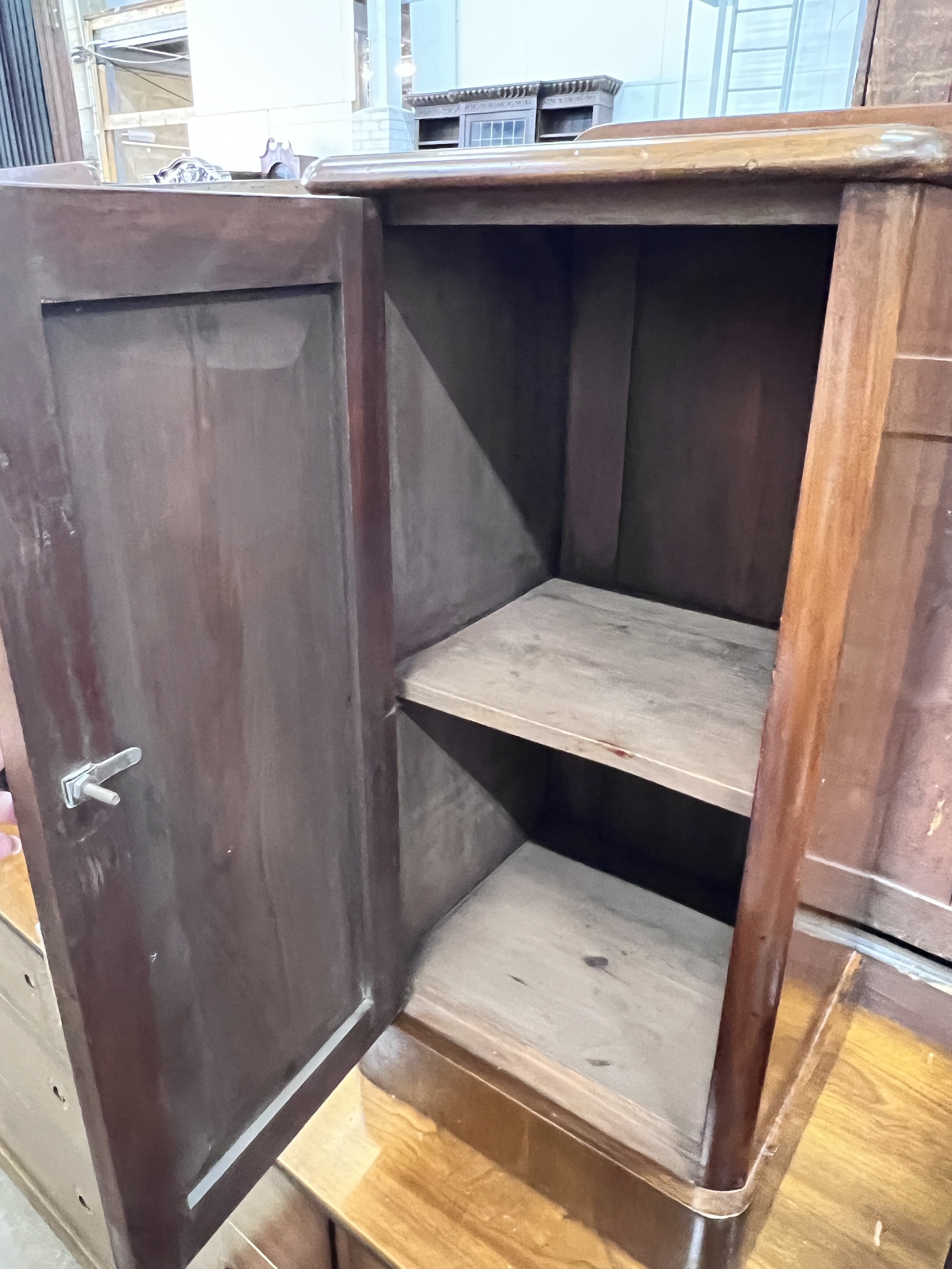 A pair of Victorian style mahogany bedside cupboards, width 39cm, depth 33cm, height 82cm - Image 5 of 5