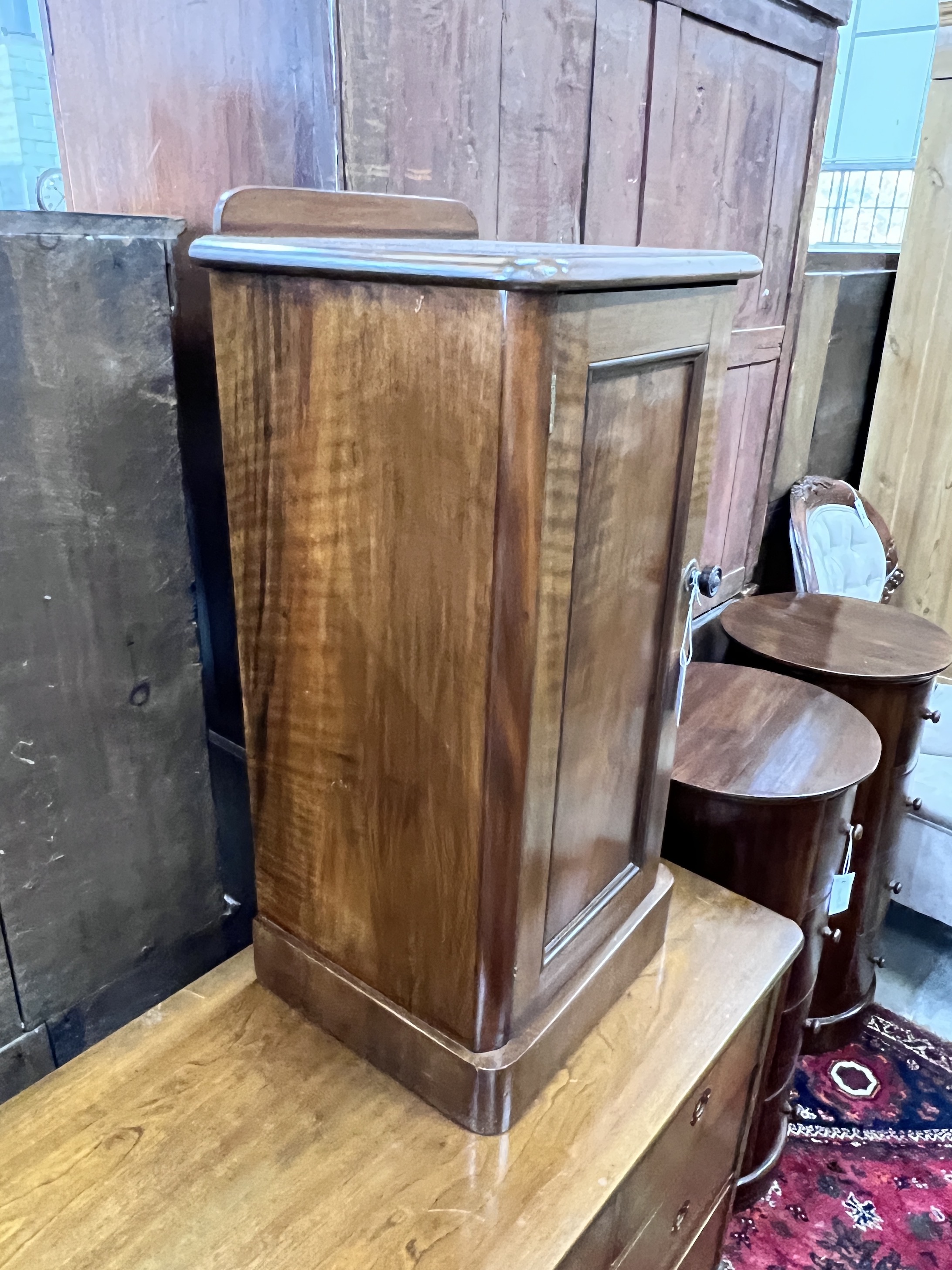 A pair of Victorian style mahogany bedside cupboards, width 39cm, depth 33cm, height 82cm - Image 3 of 5