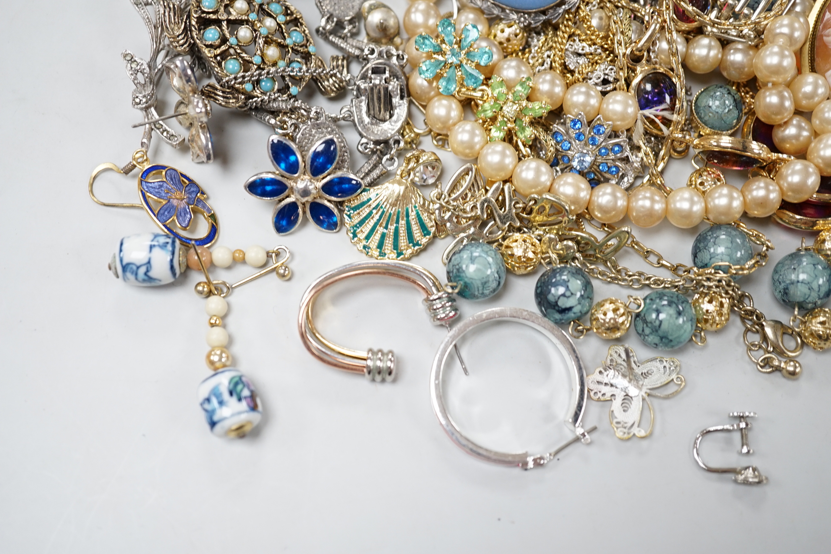 A quantity of assorted costume jewellery. - Image 5 of 8