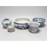 Five Chinese blue and white ceramics, Ming dynasty and later, comprising three bowls and two jars,