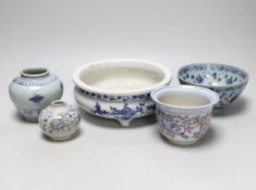 Five Chinese blue and white ceramics, Ming dynasty and later, comprising three bowls and two jars,