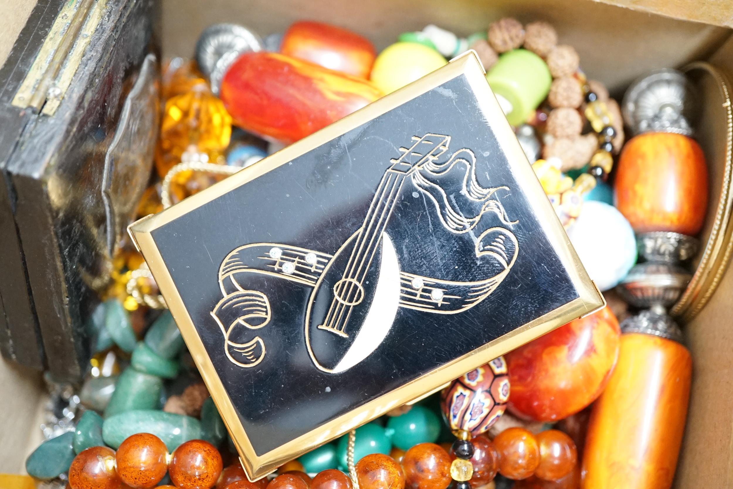 A group of assorted costume jewellery including a musical compact - Image 2 of 2