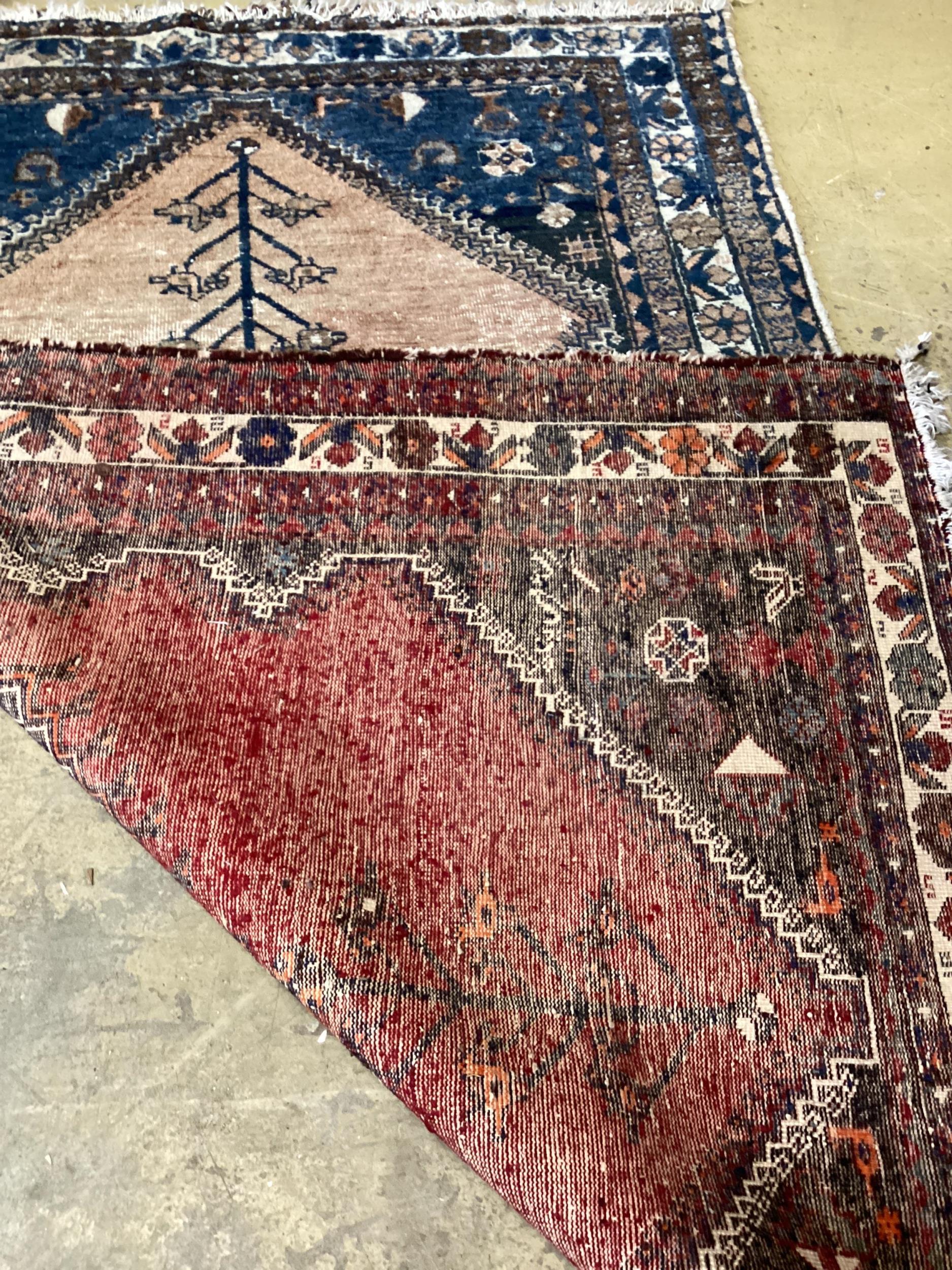 A Caucasian red ground rug, 194 x 136cm - Bild 2 aus 3