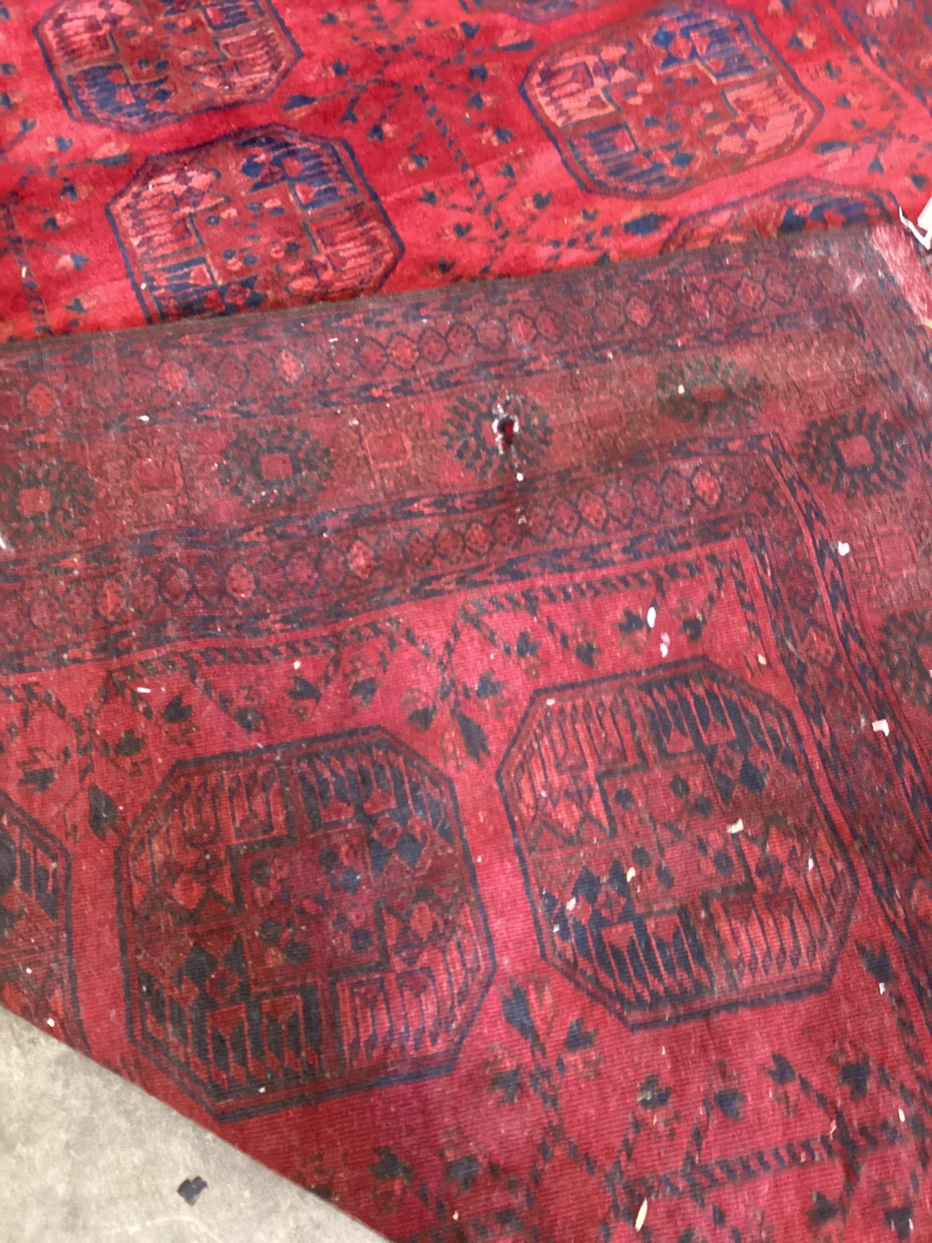 A Bokhara red ground carpet, worn and holed, 286 x 214cm - Bild 4 aus 4