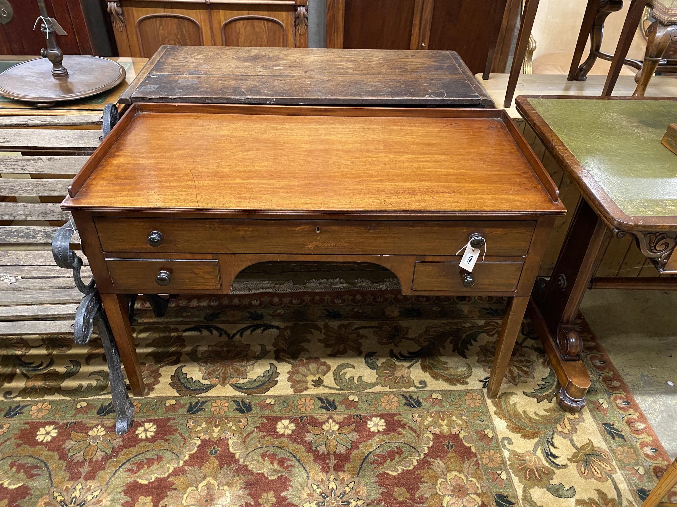 A George III style mahogany kneehole dressing table, width 120cm, depth 55cm, height 77cm - Bild 2 aus 2