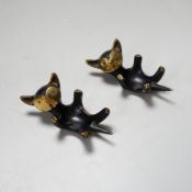 A Hagenauer style pair of cats in brass 1950s/60s, 8cm