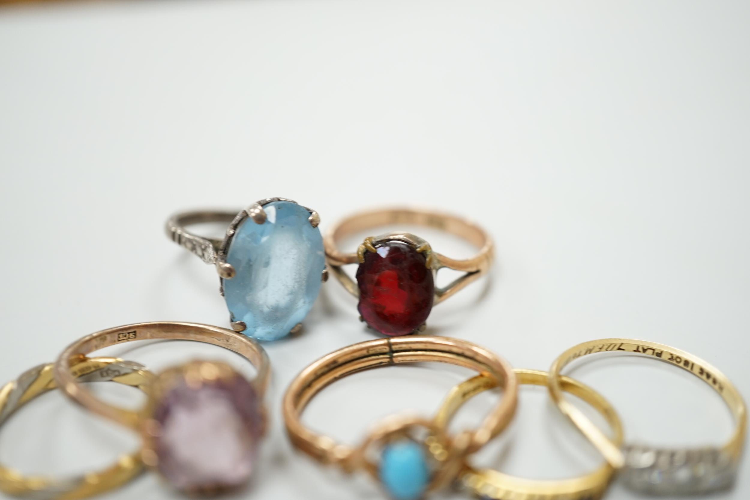 Seven assorted dress rings, comprising an 18ct gold three stone diamond ring, size M, a 9ct gold - Image 3 of 3