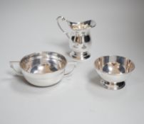 An Elizabeth II silver cream jug, with matching sugar bowl, Sheffield 1968, 225 grams, and a James