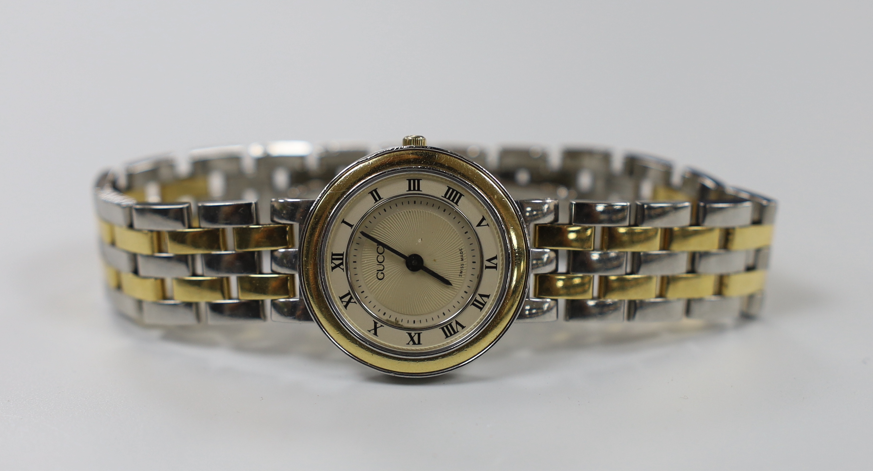 A lady's gold and steel Gucci quartz wrist watch - Image 2 of 4