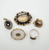 An early Victorian gold and jet ring, lacking central hairwork panel, size O, three assorted