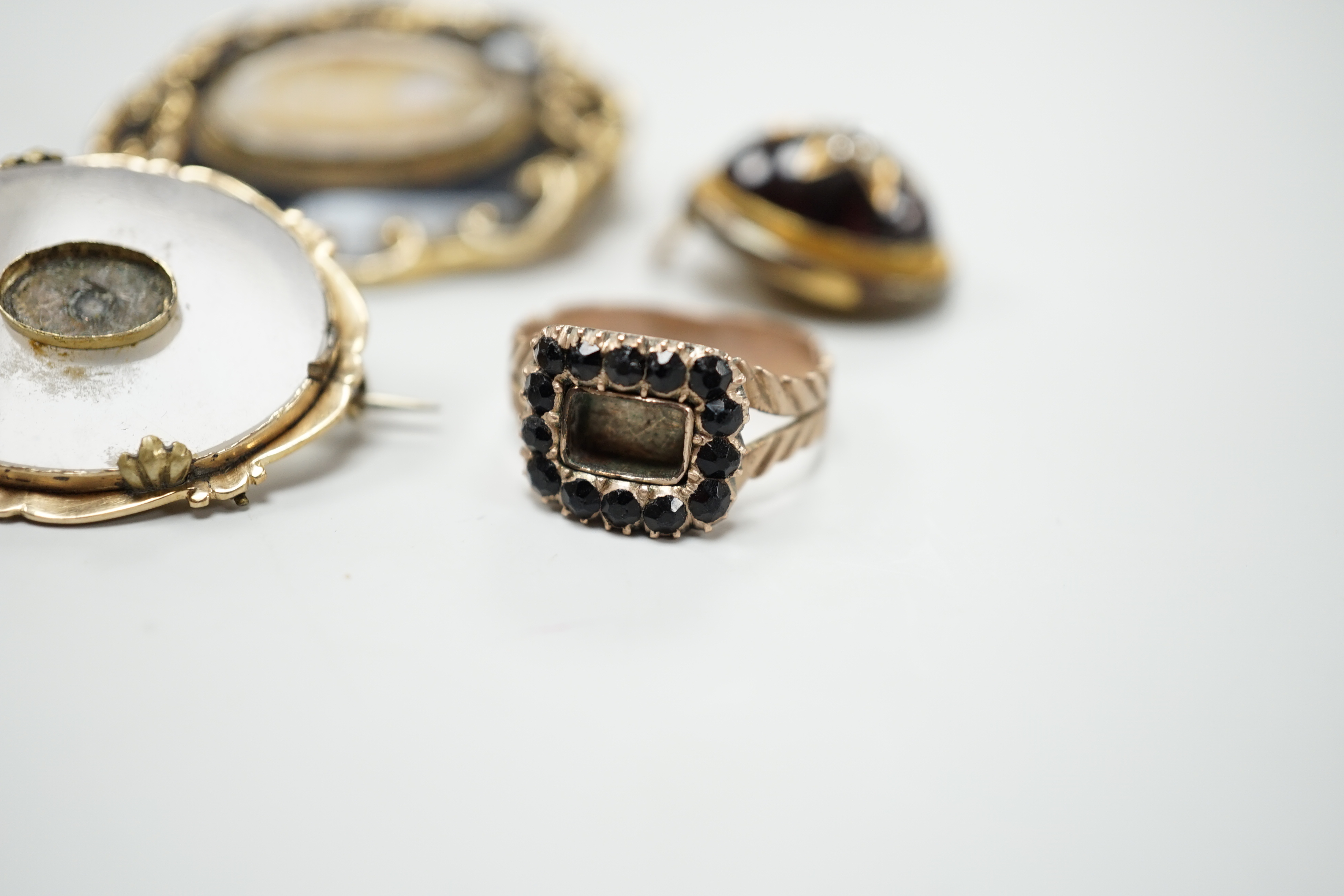 An early Victorian gold and jet ring, lacking central hairwork panel, size O, three assorted - Image 3 of 6
